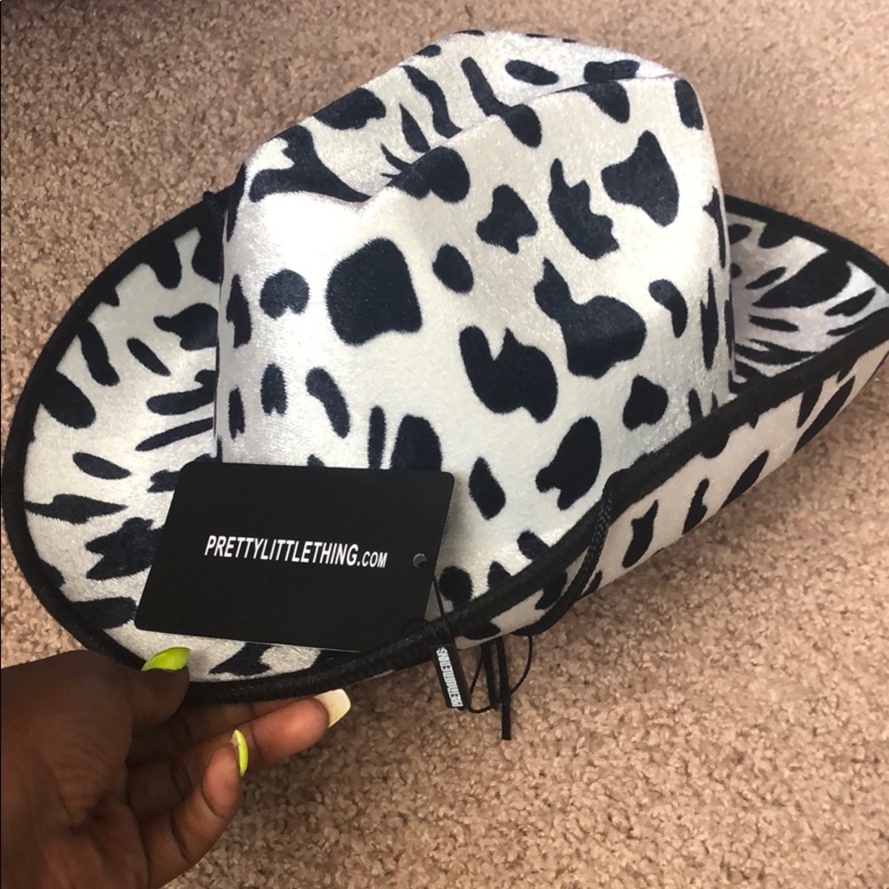 Cow print cowgirl hat🖤